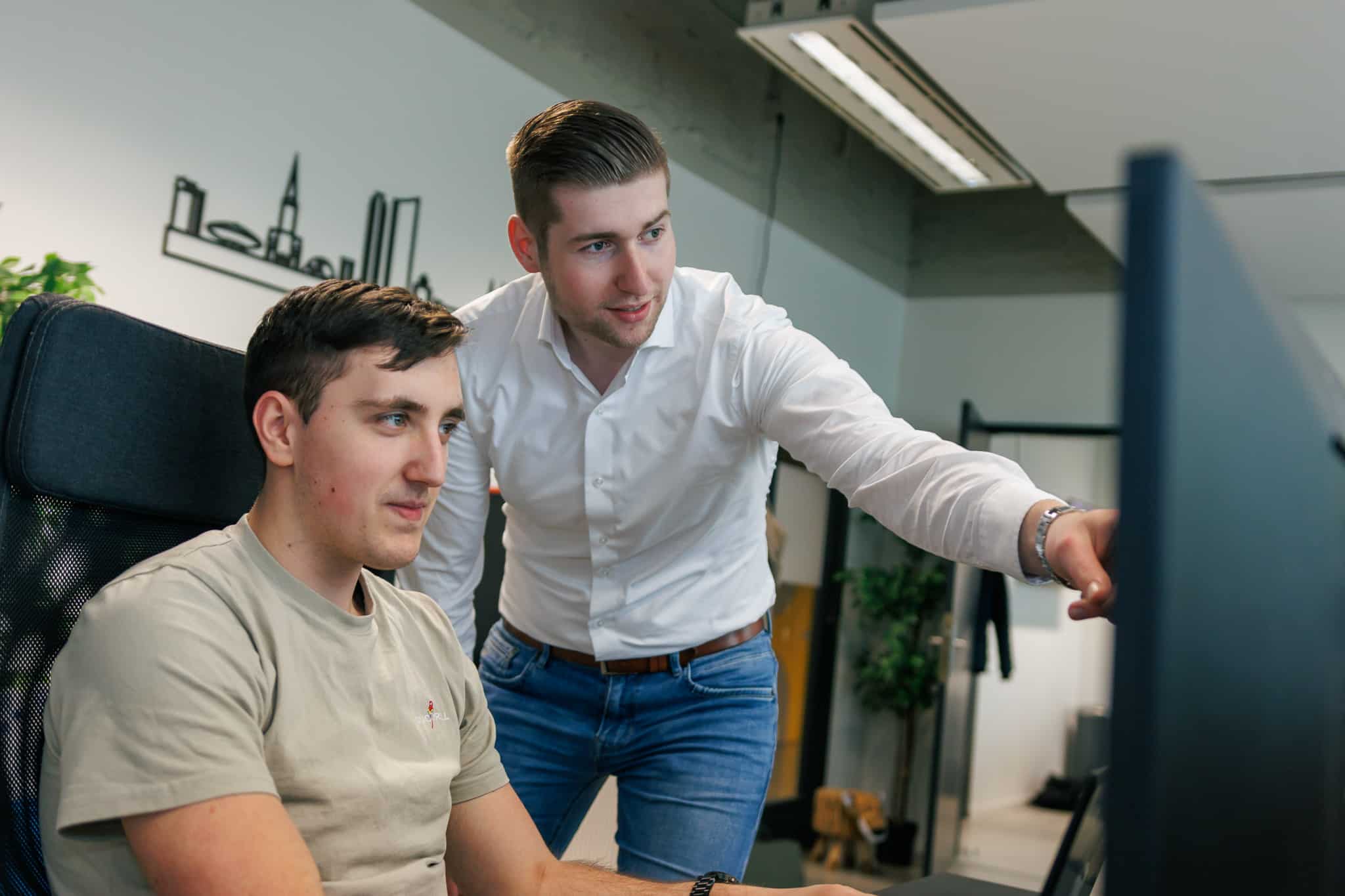 Overleg achter bureau - website onderhoud