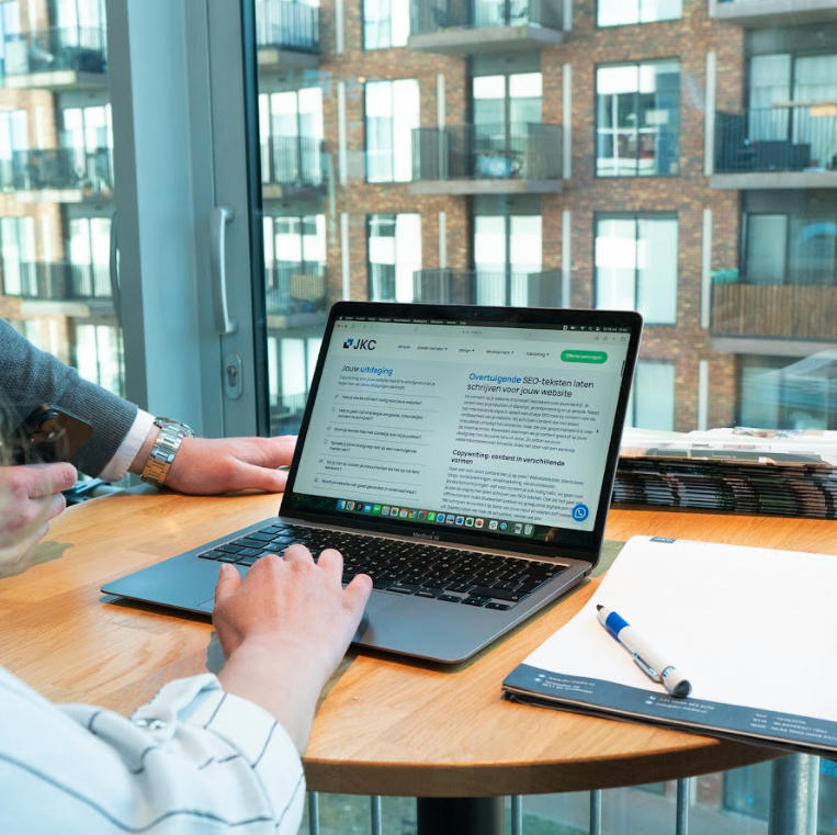 overleg-medewerkers-seo-teksten-JKC-Media