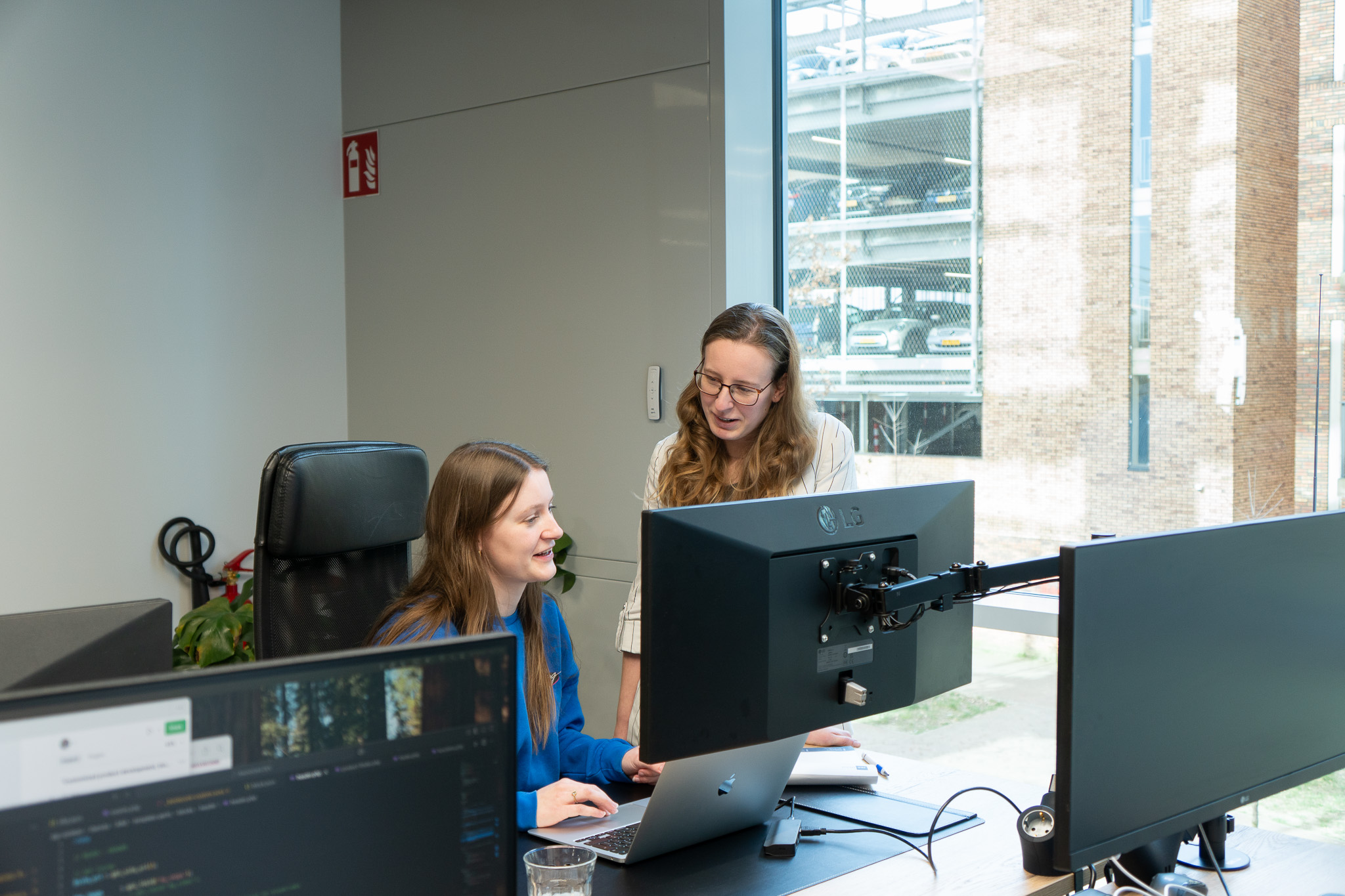 Werknemers-overleg-e-mail-marketing-bureau-JKC